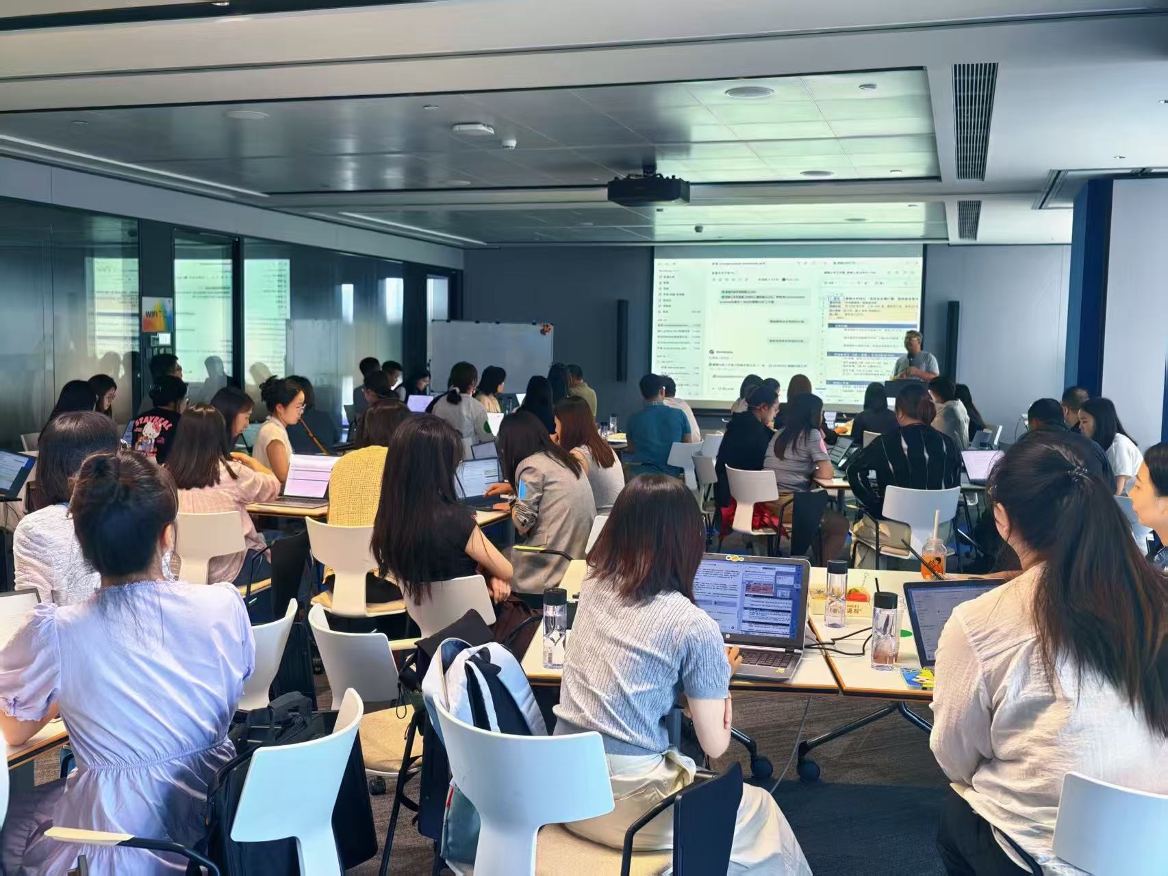 AI+HR 课程现场：学员使用电脑参与课堂练习