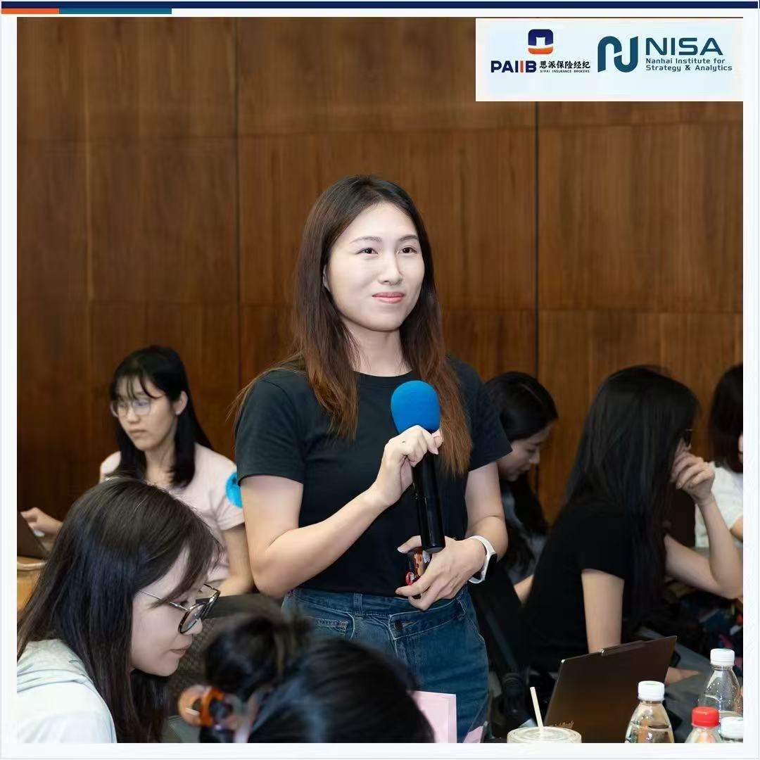 学员在现场围绕任务提问与交流